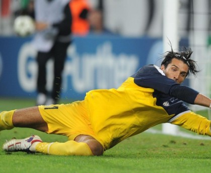 米兰体育官网-C罗离队传闻引发球迷热议，c罗离开皇马照片